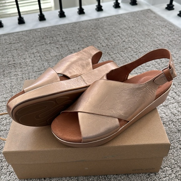 kenneth cole rose gold sandals - Picture 3 of 3